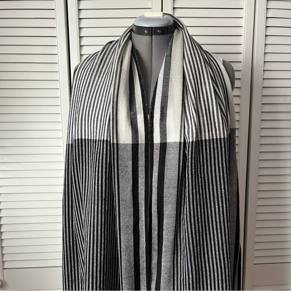 CRC Wool striped fringed scarf - Picture 4 of 10